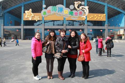 2013年3月3日公司组织全体女员工泉城海洋极地世界一日游