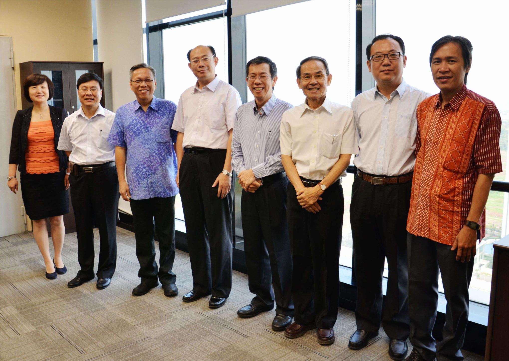 2013年8月中旬公司刘总与长清区领导印尼考察时和印尼商会会长等合影